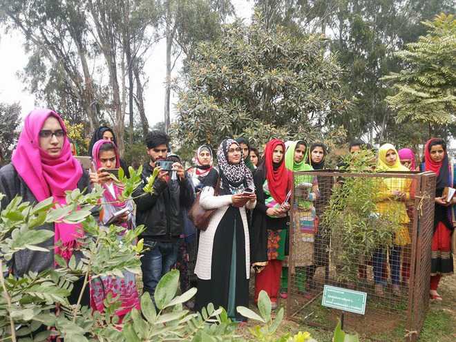 Mendhar students visit botanical garden