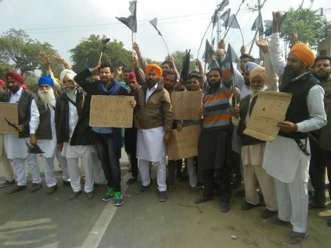 Manpreet Badal shown black flags by AAP supporters