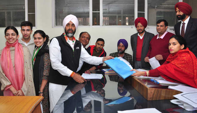 Manpreet files nomination papers on Day 2