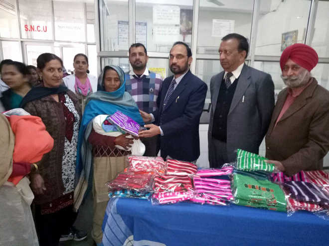Defying poll code, officials give woollens to women
