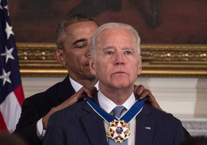 Obama surprises ''brother'' Biden with Presidential Medal