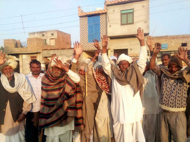 Elders protest non-disbursal of pension in Kaithal village