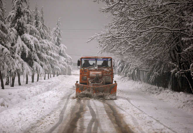 Snowfall closes Kashmir highway, eases cold wave