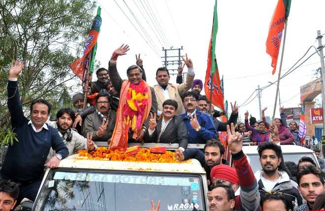 Rousing reception for Kalia, Bhagat on getting ticket