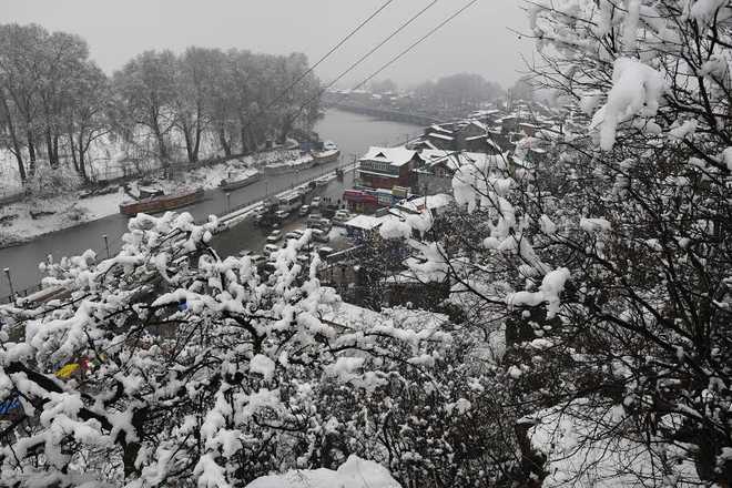 Fresh snowfall disrupts life in Kashmir Valley