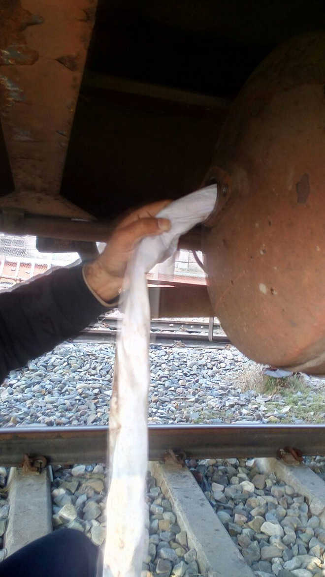 1 kg heroin recovered from goods train