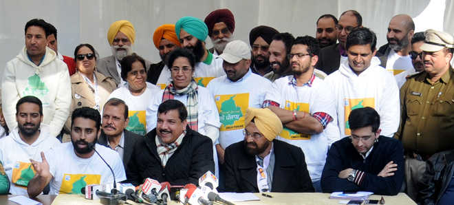 180 NRIs from Canada arrive for AAP campaign