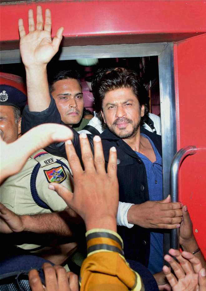 One dead as Shah Rukh Khan promotes ''Raees'' in Vadodara