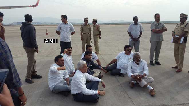 Jagan protests at Vizag airport after being denied entry into city