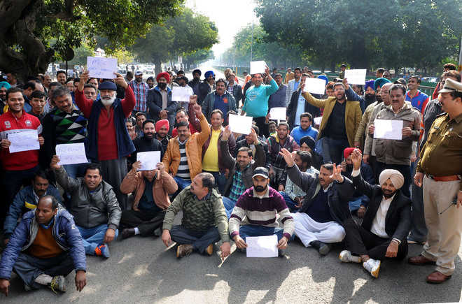 Car bazaar dealers block Madhya Marg : The Tribune India