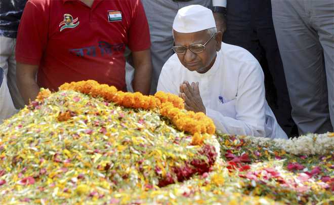 Hazare slams Modi on corruption, threatens agitation
