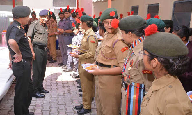 Major-General meets NCC cadets