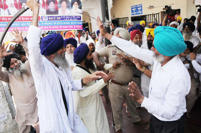 Sword-wielding groups clash at Golden Temple, several hurt