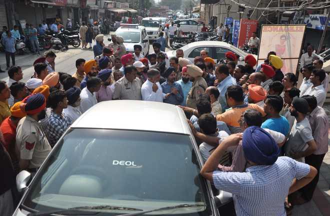 Traders protest against towing away of vehicles