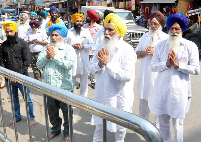 Sgpc Stops Gurdwara Ex-chief From Entering Golden Temple : The Tribune 