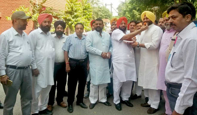 Congress men celebrate Jakhar’s win in Gurdaspur byelection