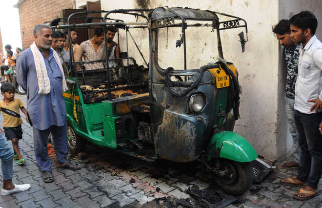 Auto-rickshaws set on fire at Sector 25