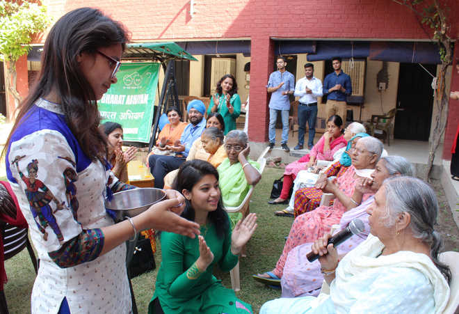 PU students share festive essence with elderly
