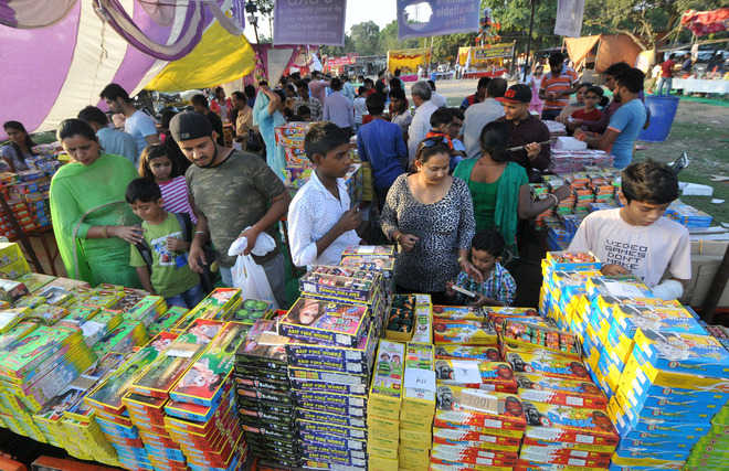 Mixed response to restrictions on bursting of crackers