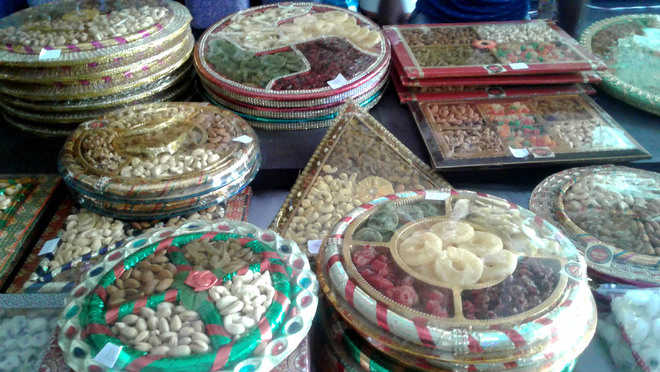Prices of dry fruits rise, pine nuts remains on top of the list