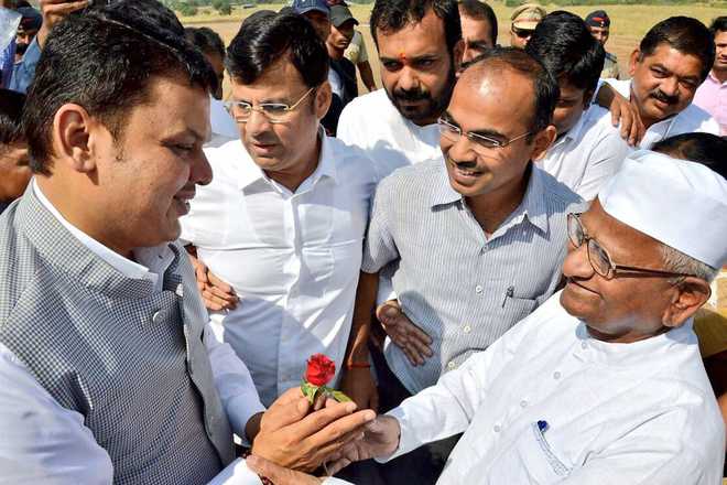 Maharashtra begins linking farms to solar power