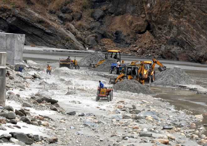 Illegal mining goes on in Jaisinghpur, Alampur