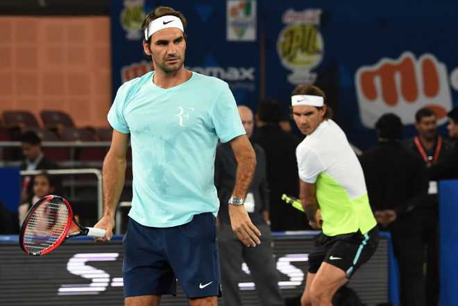 Federer fends off Zverev to reach semis