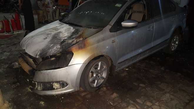 Chandigarh man''s car set afire by miscreants in Mumbai