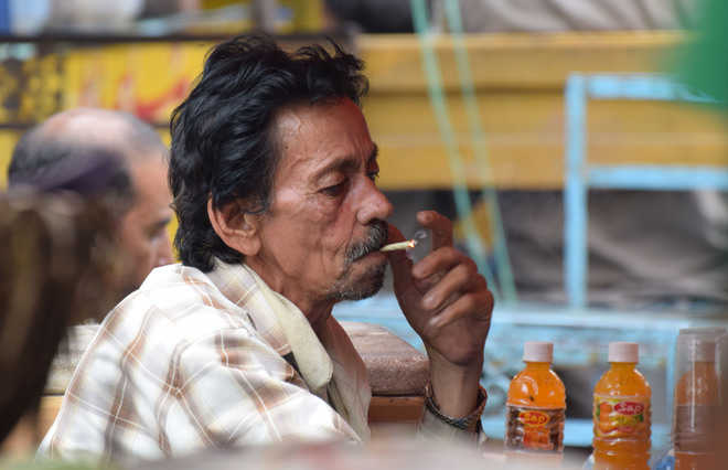 Heavy drinking and smoking can make you look older