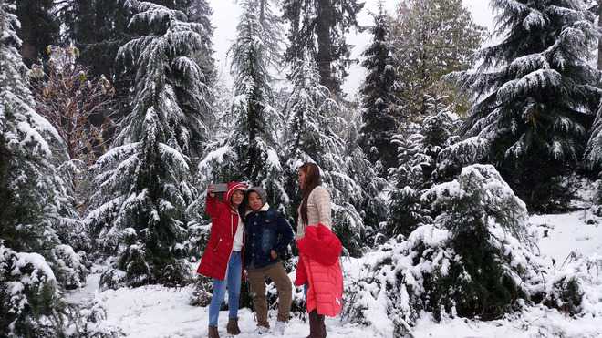 Snow greets tourists in Solang valley