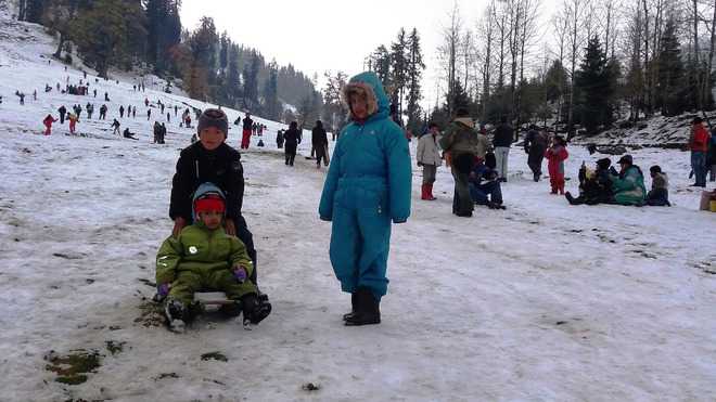 Solang gets snow on second day