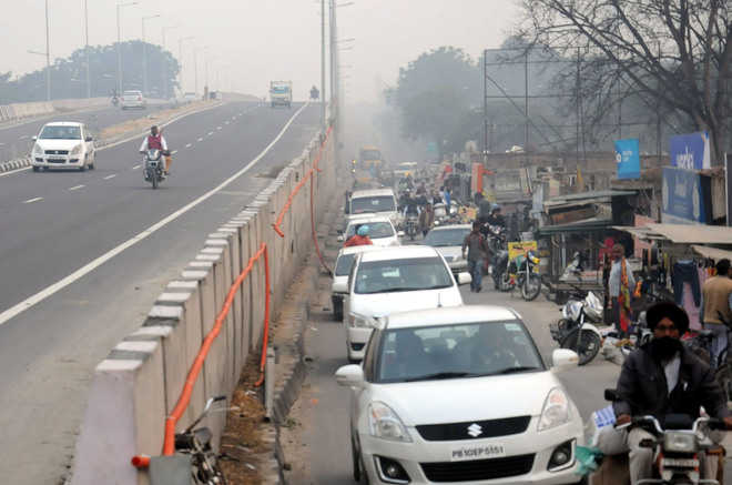 Narrow link road causes traffic bottlenecks