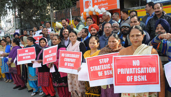 Separate subsidiary company: BSNL employees hold protest : The Tribune India