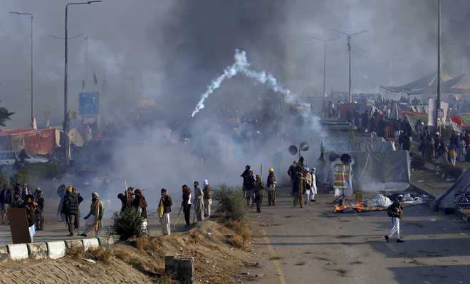 1 killed, 150 injured in clashes in Pak