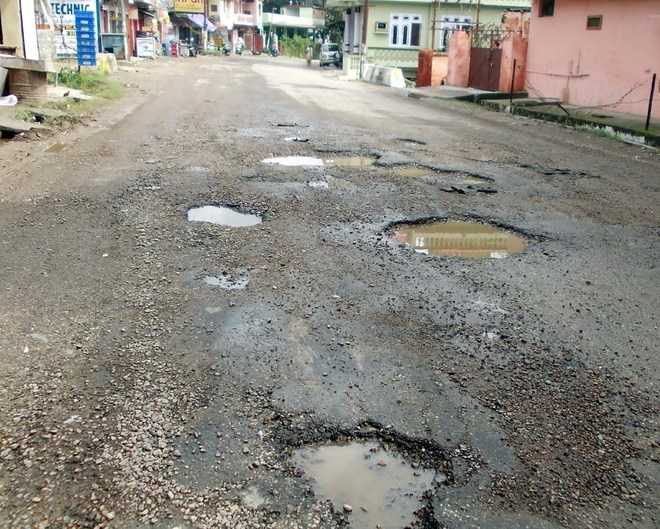 Pathankot-Mandi road suffers from lack of funds