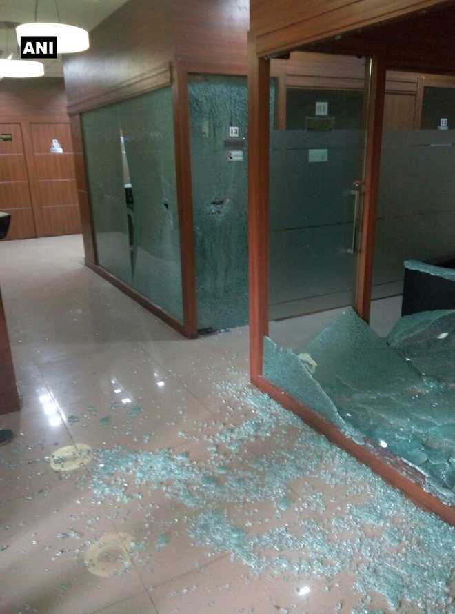 MNS workers ransack Mumbai Congress office
