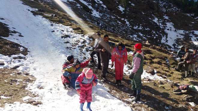 Hundreds of tourists throng Gulaba u00 to enjoy snow : The Tribune India