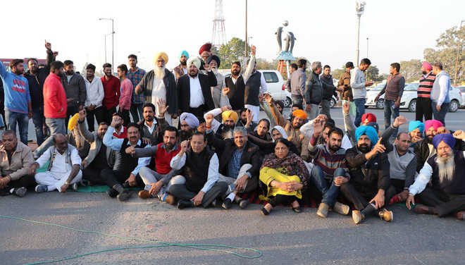 SAD workers block roads in district