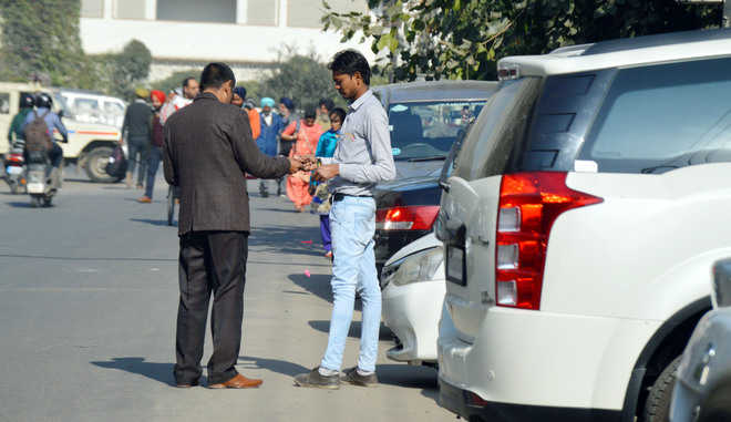 Feroze Gandhi Market visitors being charged ''illegally'' to park vehicles