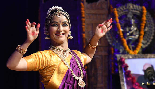 Bharatnatyam danseuse casts a spell