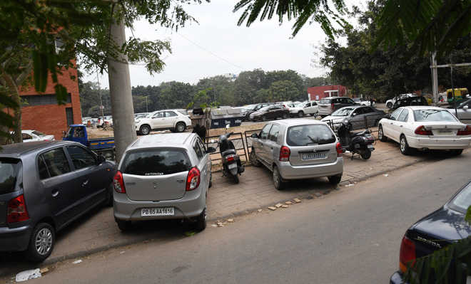 MC inspects parking lots in Sector 17, warns violators