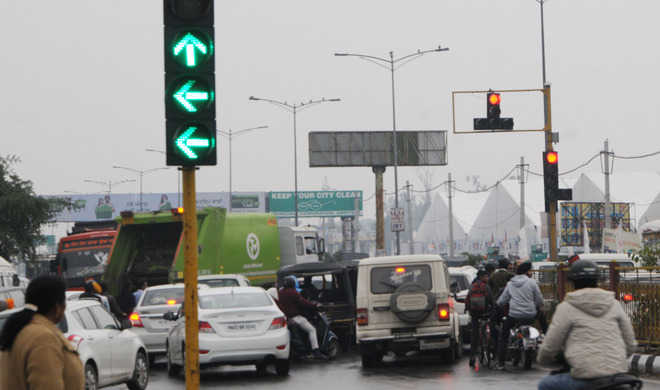 Dysfunctional traffic signals leave commuters baffled