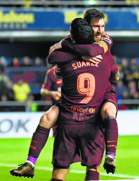 Suarez, Messi give Barca win