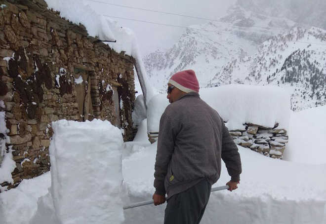 30 cm of snow makes Lahaul inaccessible