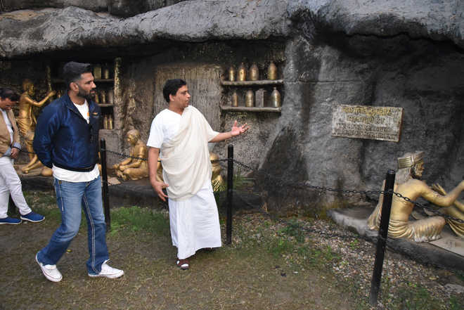Cine star Suniel Shetty visits Patanjali Yogpeeth
