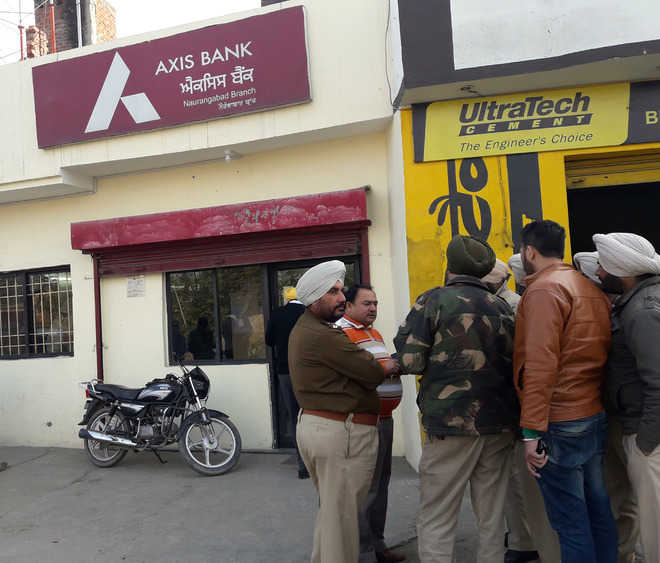 Robbers loot Rs7.25 lakh from Axis bank