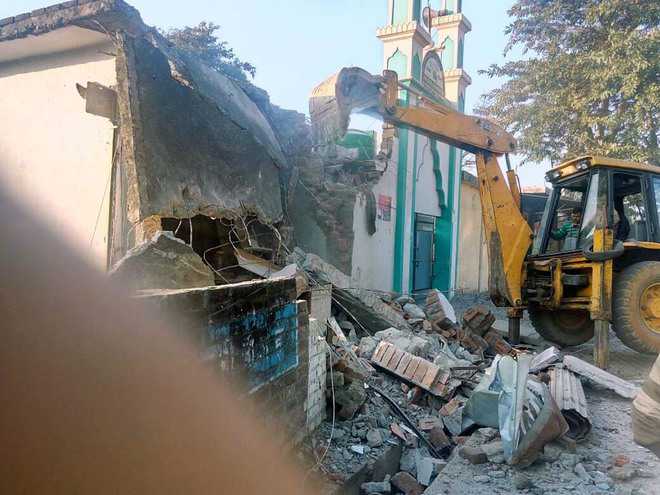 Two shops razed on Wakf Board land