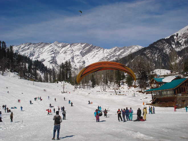 Tourists throng Solang to enjoy snow