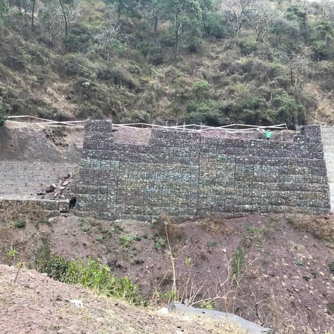 Crate wire structures on Parwanoo-Solan road to go - The Tribune