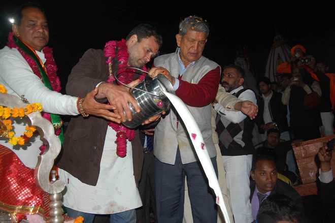 Rahul holds impressive roadshow in Haridwar